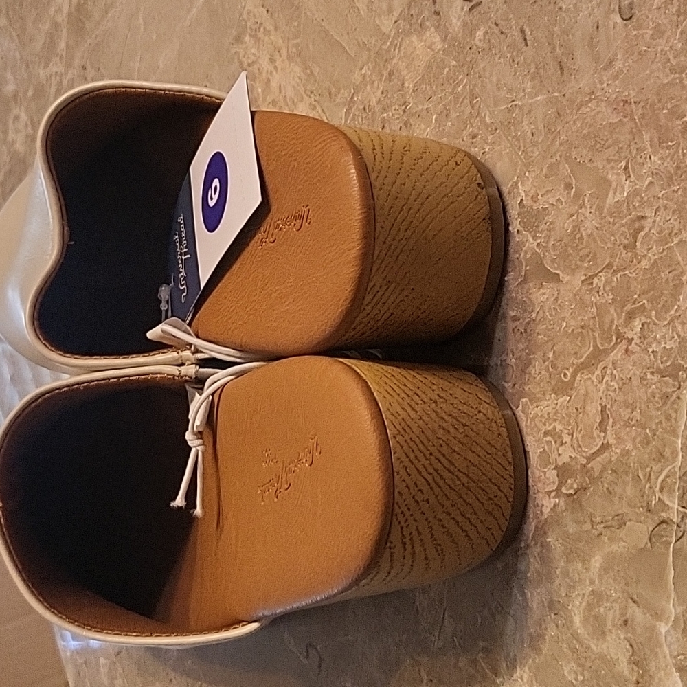 NWT clogs - Picture 3 of 6